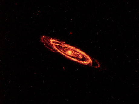 　NASAによれば、このWISEによる画像は、「アンドロメダ銀河の渦状腕に斑点上に存在する塵」を示しているという。新しく生まれた星によって温められた超高温の塵が、銀河の中心に向かうクモのような腕に沿っている。