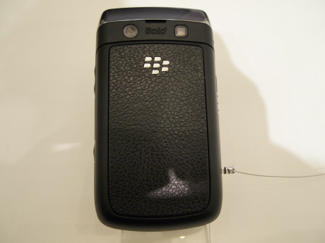 　BlackBerry Bold 9700の背面。