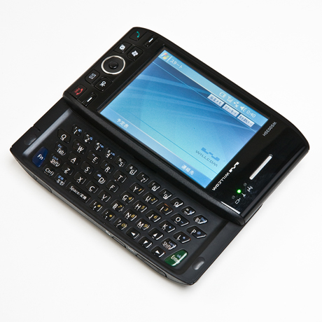 　W-ZERO3（WS003SH）
　フルキーボードが衝撃的だった、2005年12月発売のシャープ製端末。「PCでもない、ケータイでもない」をキャッチフレーズに、日本で初めてWindows Mobile5.0を搭載したスマートフォンとして登場した。その大きさから、耳に当てて通話するのにはやや違和感もあったが、PHSと無線LANの両方に対応したPDA端末として人気を博した。