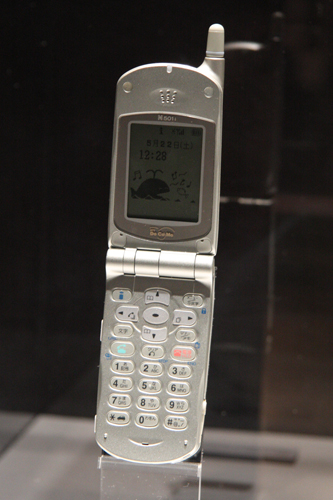 　1999年にiモードが登場。同時にiモード対応の携帯電話が登場した。そのひとつがNEC製「デジタル・ムーバ N501i HYPER」。折りたたみを得意としたNECならではの携帯電話だ。iモードの登場により、通話中心からインターネット利用へと携帯電話が大きく変わった。
