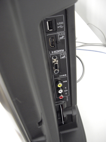 　本体右サイドには端子類を装備。HDMI入力のほか、USB、D5入力が並ぶ。