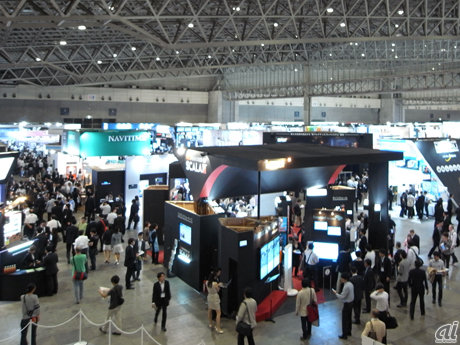 　NGN、次世代データセンター、サーバ・ネットワークの仮想化、 クラウドコンピューティング、次世代ワイヤレス、グリーンICTなどをテーマにしたイベント「Interop Tokyo 2010」が、6月7日から11日まで幕張メッセで開催中だ。展示会初日となる6月9日は3万6380人が来場したという（主催者発表）。
