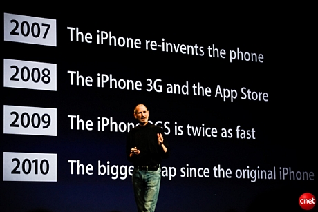 　Jobs氏は、iPhoneの業績を振り返るとともに、今回のバージョンは2007年の初代iPhone以来最高の製品と述べた。