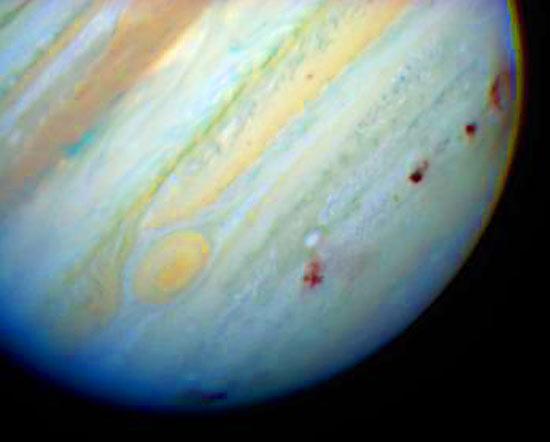 　Hubble望遠鏡は太陽系内の事象も記録している。1994年7月24日、Hubbleはシューメーカーレビー彗星が分裂してその後木星に衝突する様子を写した驚くべき画像を撮影し、ニュースに大きく取り上げられた。この写真には実に8カ所もの衝突ポイントが写っている。