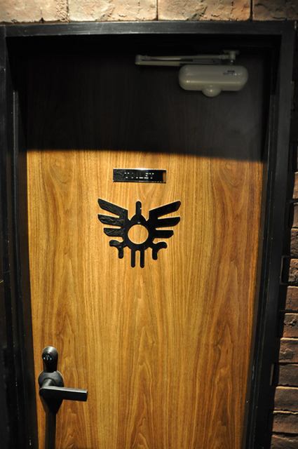 　トイレの扉にロトの紋章！