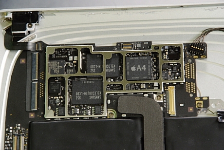 　金属シールドを取り外すと、iPadの「A4」プロセッサ、2基のサムスン製大型NANDフラッシュメモリチップ、BroadcomのI/Oコントローラ、Texas InstrumentsとNXPのチップを確認できる。

　A4プロセッサの型番は「N26GUOF 1007 K4X2G643GE JGC8 APL0398 33950084 YNL185A3 1004」だ。

　サムスン製チップの型番は「952 K9LCG08U1M-LCB0 FAKG08X1」だ。

　Texas Instruments製チップの型番は「CD3240A1 02A0KET?C1」。

　Broadcom製I/Oコントローラの型番は「BCM5973KFBGH HS0951 P11 951295 B1 APPLE 343S0446」だ。

　NXP製チップの型番（少なくとも筆者が確認できる型番）は「L06 01 ZSD951」だ。