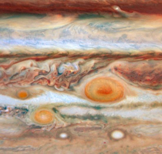 　Hubble宇宙望遠鏡からの画像によって、木星に第3の大きな赤斑（左側の小さいもの）が見えることが確認された。第3の赤斑は最近、白い嵐が激しい勢いでほかの2つの赤斑に近付いているものと見られたが、天文学者は、その嵐が非常に大きくなったために惑星を覆う雲の下にある物質が巻き上げられて赤くなったものと考えている。

　大赤斑は地球2個分を超える幅を持つ嵐で、少なくとも168年前（おそらくそれより前）から木星にあったとされている。新しい赤斑は2006年前半に赤色に変化した。