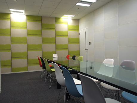 　会議室「パシフィス」は、部屋の半分にモノトーン、もう半分にポップな色づかいを取り入れた。