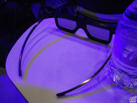 　記者会見場では各座席に3Dメガネが置かれていた。メガネをかけて正面のスクリーンを見ると「ホームエンタテインメント商品発表会」という文字が飛び出して見えるという仕掛け。オープニングムービーでは、2D映像後に同じ内容の3D映像を流し、3Dの迫力をアピールした。