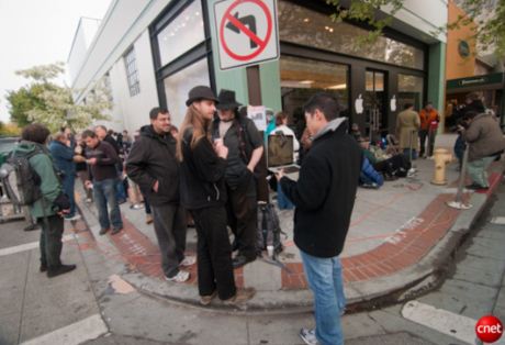 　パロアルトのApple StoreでiPad発売開始を待つ人たち。先頭に並んだ人たちは一晩野宿したという。