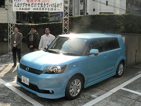 　この自動車が日本縦断に使われるカローラ ルミオン。「大きいから社内で寝泊まりできる」と土屋氏。