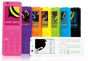 　HONEY BEE 3（WX333K）
　2009年11月発売、京セラ製。全8色展開だが、ボタンと本体の色を組み合わせ、全512色のパターンから選べるキャンペーンも実施中。
