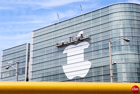 　4日の朝、Moscone WestのHoward Street側のガラス壁面に巨大なAppleのロゴマークを貼る作業が行われた。