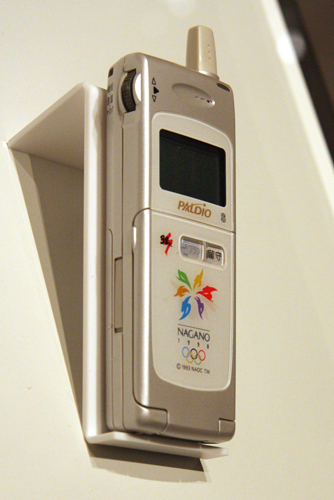 　1995年前後に各PHS事業者がサービスを開始。PHSにもさまざまな端末が登場してきた。1997年に「パルディオ314S」が登場。長野オリンピックにあわせてオリンピックモデルが登場。