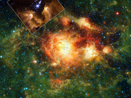 　この写真には、ガスと塵に加えて多数の新しい星であふれる星形成雲が写っている。NASAによれば、挿入画像は、この雲の本当の中心であるNGC 3603という星団だという。

　WISEは「このような星形成雲に広がる温かい塵に特に敏感だ」とNASAは説明している。

　WISEの使命の1つは、それよりはるかに詳細な調査のために背景状況を提供して、Hubbleなどほかの望遠鏡を補完することだ。このWISEによる大きな画像は、Hubbleによる挿入画像より2500倍大きい。

　この星団には、これまで見つかっている中で最大級の星がいくつかある。NASAによると「それらの星からの風と放射によって、星を形成する元となった雲の物質が蒸発して消散し、中央の星雲を囲む冷たい塵やガスが温められている」という。

　この画像から得られた成果の1つは、この星団の中央にある巨大な星が、星団の「ハロー」にある比較的若い星（ここでは赤い点として表れている）の形成を引き起こしたことの状況証拠だ。一方、中心の塵は温度が非常に高く、大量の赤外線を放出している。これが、「明るく黄色い星雲の中心部」となっている。