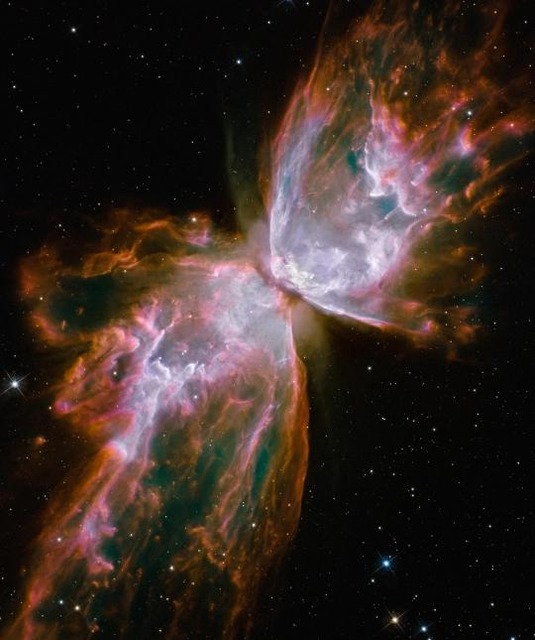 　この画像は、新たに設置された「Wide Field Camera 3」で撮影されたもので、バタフライ星雲（別名バグ星雲、NGC星表番号NGC 6302）を写したもの。その中央にあるのは消滅しつつある星で、かつて太陽の5倍もの質量を持っていたものだという。消滅しつつある星から放出されたガスは、時速60万マイル（約97万km）を超える速さで宇宙空間を移動する。