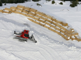 フォトレポート：雪不足の2010年冬季五輪--わらの塊をコース設営に活用