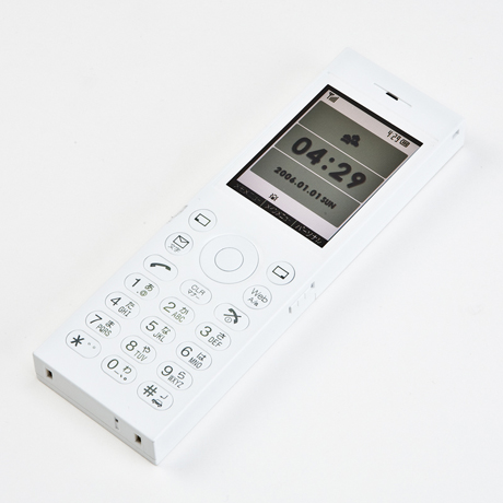 　9（nine）（WS009KE）
　2006年12月発売、ケーイーエス（現：アスモ）製。5色のカラーバリエーションが印象的だったストレート端末だ。通信モジュールとしてW-SIM（RX420AL）を採用した。