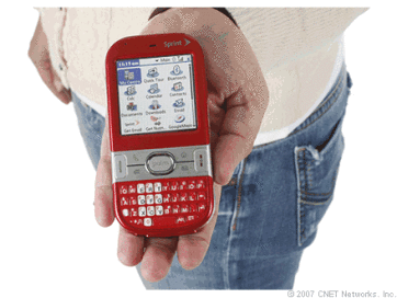 　消費者市場におけるシェア減少を受け、2007年末に発表された低価格の「Palm Centro」は、古くなったTreoのコンセプトを使い、マスマーケットへの求心力を高める試みだった。