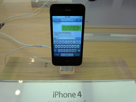 　アップルが6月24日に発売した「iPhone 4」。アップルストア銀座には早朝から500人以上が並ぶ人気ぶりだった。店内には来店客が自由にiPhone 4を操作できるように、デモ機が複数台用意されていた。