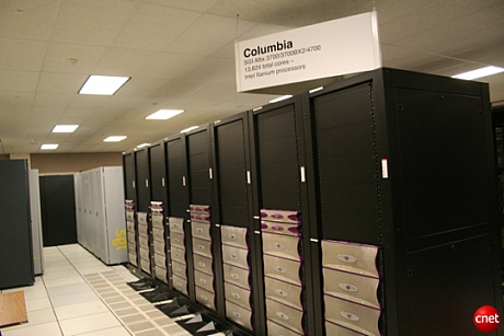 　スペースシャトル「Columbia」の惨事を受けて、NASAは2004年、同宇宙船が爆発した原因の調査に取りかかった。そのプロジェクトを遂行する方法の1つが、新しいスーパーコンピュータを導入することだった。そこで2004年、NASAのエイムズ研究センターで、このスーパーコンピュータ「Columbia」に電源が入れられた。今ではNASAの第一のスーパーコンピュータではなくなったものの、引き続き運用されている。登場時の速度は60テラフロップで、当時は世界で2番目に強力なコンピュータだった。その後、約90テラフロップまで増強されたが、現在は約30テラフロップで運用されている。

　この写真は、Columbiaスーパーコンピュータのディスクを収納しているラックの一部だ。