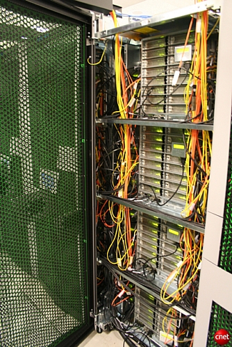 　Pleiadesスーパーコンピュータの一部である、32台のAltix ICE 8400ラックの内部。