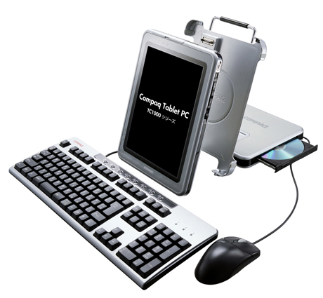 　日本ヒューレット・パッカードが2002年12月に発売したタブレットPC「Compaq Tablet PC TC 1000」。タブレットPCとして利用できるほか、ディスプレイを回転させるとノートPCとして、オプションのドッキングステーションと組み合わせるとデスクトップPCとしても利用できた。このようにタブレットPCは、「変形」や「合体」といったアクションも話題になったが、ユーザーに受け入れられたかどうかは……。本体の大きさは高さ20mm×幅274mm×奥行き216mm、重さが約1.4kgとなる。価格は当時21万9000円だった。現在は販売されていない。