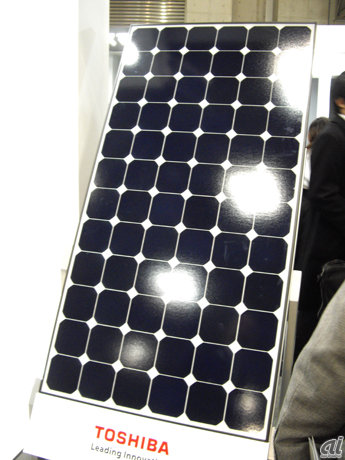 　3月に住宅用太陽光発電システム事業への参入を発表した東芝。太陽電池モジュール、パワーコンディショナ、カラー表示器など製品を展示していた。