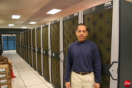 　NASA高度スーパーコンピューティング部門チーフRupak Biswas氏が、512コアのSGI Altix ICE 8200を収納したラックの列の前で、写真のためにポーズを取っている。これらのラックはすべてPleiadesスーパーコンピュータの一部だ。