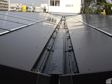 　ソーラー駐車場の屋根には、36枚のHIT太陽電池パネルを設置。年間発電量は7135キロワットアワーになるという。