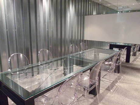 　金属やガラスで無機質な会議室「メガラニカ」。