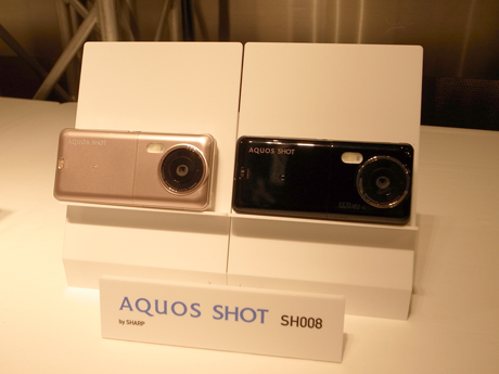 　「AQUOS SHOT SH008」（シャープ）は、Wi-Fi対応モデル。1210万画素のカメラ、メインディスプレイは3.4インチになる。ボディカラーはクリムゾンレッド、クラッシーピンク、ラスターブラック。