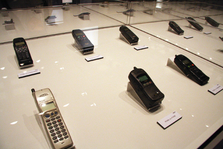 　1995年前後に登場した携帯電話。デザインのバリエーションも増えてきた。以前はダイヤルキーの下に、電源キーが並べられていたが、このころから電源キーがディスプレイとダイヤルキーの間に配置されるようになってきた。
