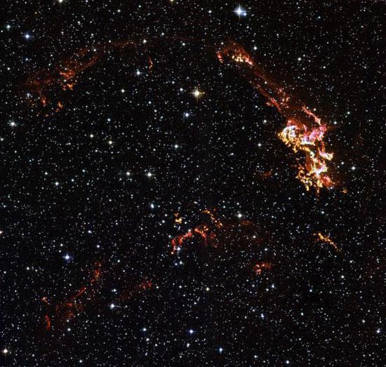 　X線、可視光線、赤外線の観測結果から作成されたこのACS複合画像には、ケプラーの超新星の残骸放射が写っている。それぞれの色が光線スペクトルの異なるポイントを表している。その中には通常裸眼では見えない光線もある。