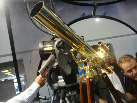 　CelestronはHD電子望遠鏡を展示していた。