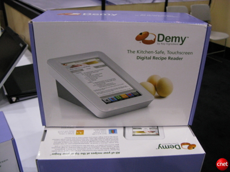 デジタルレシピリーダー「Demy」

　Demyの保護されたタッチスクリーンLCDは、台所で何かをこぼしてもはじくように設計されている（もちろん、ふき取ることができる）。2009年夏に発売されたが、最近完売になった。数カ月のうちに199ドルで出荷が再開される予定だ（もともとの価格は299ドルだった）。