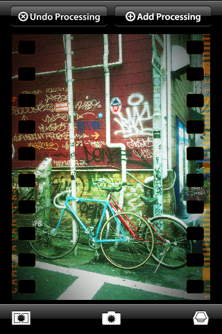 　街角に停まっていた自転車を撮影し、「ReversalFilm」フィルタをかけてみた。柔らかい色調とフィルムのパーフォレーション（サイドにあるフィルム送りのための穴）がいい雰囲気だ。他にもユニークなフィルタがあるのでいろいろ試して欲しい。