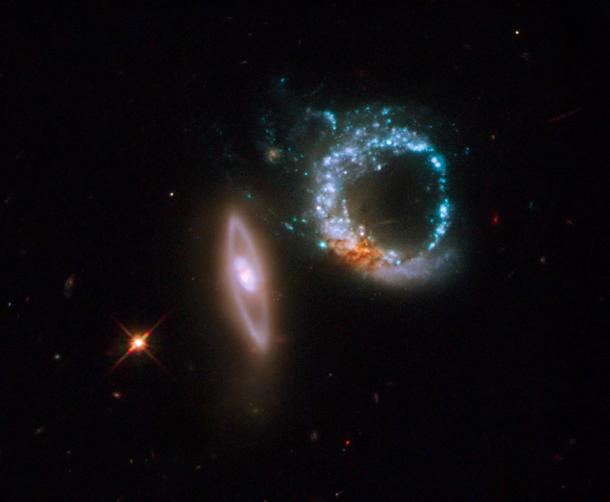 　「アープ147」と呼ばれる1組の銀河が、相互に重力の作用を及ぼしあって数字の「10」のような形を作っている。Hubble望遠鏡は、新たに設置された主稼動カメラ「Wide Field Planetary Camera 2（WFPC2）」を科学者たちがテストしていたとき、この様子をとらえた。