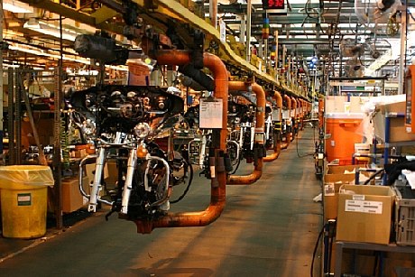 　ペンシルバニア州ヨークにあるHarley-Davidson工場の生産ラインをツーリングバイクが1台ずつ流れていく。