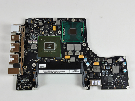　このMacBookは、NVIDIA製「GeForce 9400M」GPUとIntel製「Core 2 Duo」2.26 GHz CPUを搭載している。