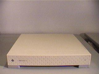 　「SPARCstation 1+」はSPARCstation 1に比べてほんの少し速くなっただけで、あまり革新的なモデルではなかった。「とりあえず持っておく」ために中古品を100ドルで購入した。