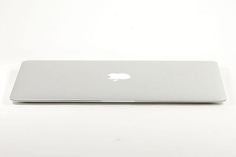 　初代MacBook Airと同様、新型MacBook Airにもフタにラッチがない。