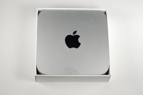 　Mac miniが入った箱のふたを取り外すと、A1347のアルミニウム製ユニボディ筐体を確認できる。