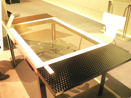 　ガラス素材自体が発熱するテーブル「Onglass」（町田ひろ子インテリアコーディネーターアカデミー）。効率よく室内空気を暖め、空気を汚すことはない。暖房器具が露出していないため、インテリアイメージを崩す心配もない。