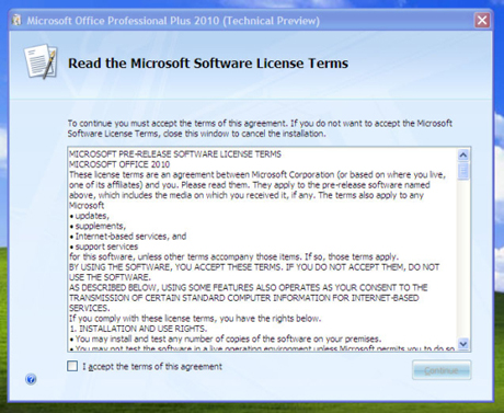 　Microsoftの次期オフィススイート「Office 2010」のテクニカルプレビューは7月までリリースの予定はない。しかし、どうやら米国時間5月15日にはウェブに出現してしまったようだ。

　姉妹サイトZDNet Australiaは、流出した同ビルドの画面ショットを取ったが、インストールは、「Windows XP Service Pack 3」上で仮想化されたVMwareインスタンスにおいて実行された。ZDNet AustraliaのRenai LeMay記者によると、同スイートを「Windows 7」のリリース候補（RC）版にインストールすることもできたが、Office 2010が最新OSを使わずにどのように動作するかを確かめたかったという。

　そして、結果としては、「問題ない」ものであったという。

　この画像は、かなり標準的なMicrosoftのプレリリースソフトウェアライセンスを示している。