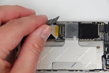 　この大きなコネクタは、iPhone 4の底部にあるいくつかの部品をメインロジックボードに接続している。