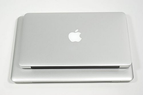 　2010年の11インチMacBook Air（上）と2008年の13インチMacBook Air。