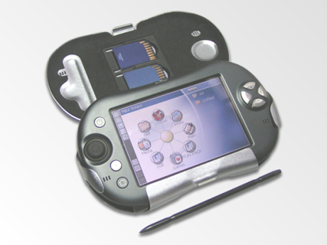 14. Tapwave「Zodiac」（2003年〜2005年）

　TapwaveのZodiacと「Zodiac 2」はモバイルエンターテインメントコンソールとして宣伝され、Palm OSの変更版を搭載していた。Zodiacが2003年に登場したとき、われわれは高く評価した。しかし、Tapwaveはゲーム開発者からのサポートを得るのに苦労し、最終的にはソニーの「プレイステーション・ポータブル（PSP）」と競合してしまった。