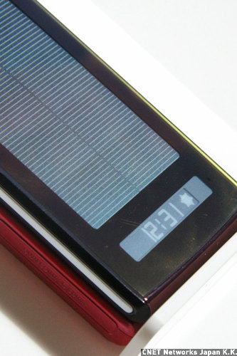　晴れた日なら、太陽光で10分間充電すれば約1分の通話、約2時間の待受が可能。電池容量はパーセントで表示し、電池残量を具体的に把握できる「バッテリーメーター」を搭載した。また、背面のソーラーパネル下には電子ペーパーサブディスプレイを採用。電源OFF時や電池切れの時にもソーラー充電に関する情報を表示できる。充電情報が確認できるソーラーモニターはアイコン表示され、充電中には太陽のマークが表われる。