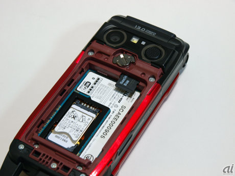 　バッテリを外すと、microSDHCに対応したカードスロットが現れる。カメラ性能が高いので、ぜひ大容量メディアを装着したい。
